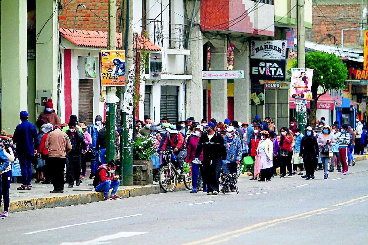 Continúan largas colas en los bancos para cobrar bonos de 380 soles 