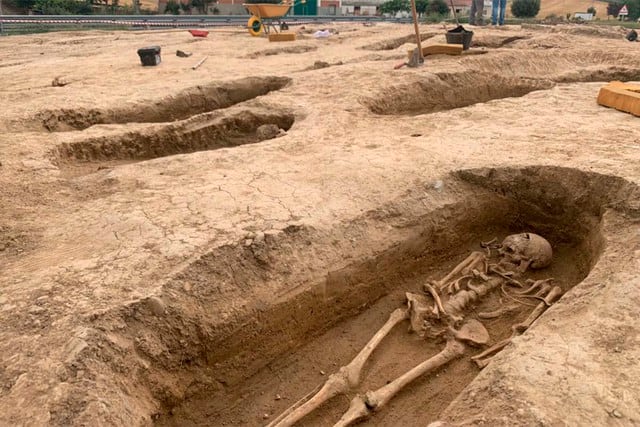 Más de 90 tumbas fueron halladas mientras unos obreros realizaban trabajos cerca a una autopista.| Foto: @felixcaperos/Twitter. (Desliza hacia la izquierda para ver más imágenes).