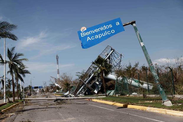 Vista de la destrucción dejada por el paso del huracán Otis cerca del Aeropuerto Internacional de Acapulco, en México, el 27 de octubre de 2023 (Foto: AFP)