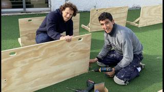 Mientras espera la vuelta del fútbol: Diego Forlán sorprender con su talento para la carpintería y se convierte en viral [FOTOS]