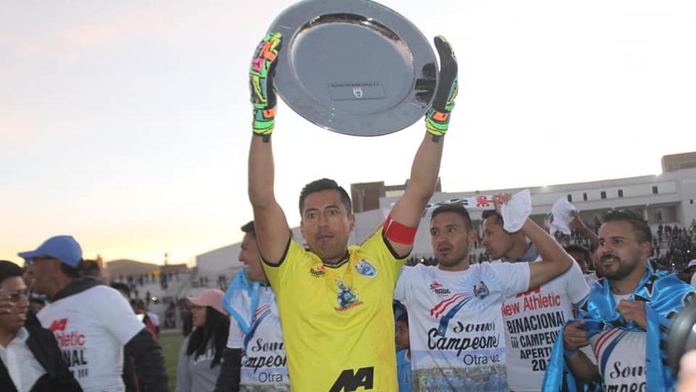 El trofeo que levantó Binacional y causó polémica en redes. (Foto: TVX Noticias)