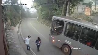 Ratero intentó agredir a mujer en carretera y recibió paliza de obreros [VIDEO]