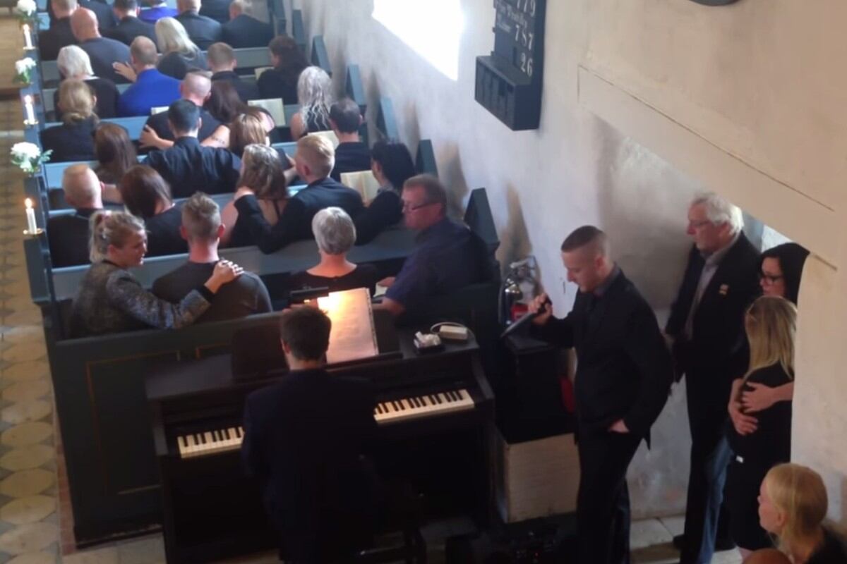 Un joven de 24 años murió y, para despedirlo, su hermano menor cantó el tema "You raise me up" a su modo, modificando la segunda estrofa para honrar su memoria. (Foto: Yvonne Lund Møller Petersen en YouTube)