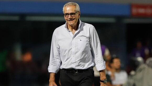 Gregorio Pérez manifestó que Sporting Cristal pretende a uno de sus defensas. (Foto: EFE)