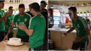 ¡Pastelazo en la cara! Así celebró Layún su cumpleaños 30 en la concentración de México [VIDEO]