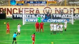 ¡Lo sufre Universitario! Buitrago engañó a Cáceda y anotó golazo de tiro libre (VIDEO)