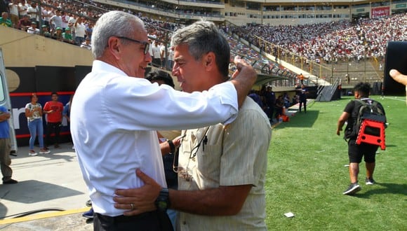 Pablo Bengoechea y Gregorio Pérez se saludaron en el clásico que marcó la despedida del DT de Alianza Lima. (Foto: Gonzalo Córdova)