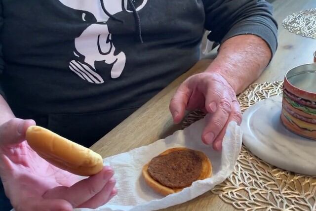 Todo comenzó cuando olvidó que tenía guardado el bocadillo en uno de los bolsillos de su abrigo, que terminó a parar en un armario por mucho tiempo. (Foto: KUTV 2News en Facebook)