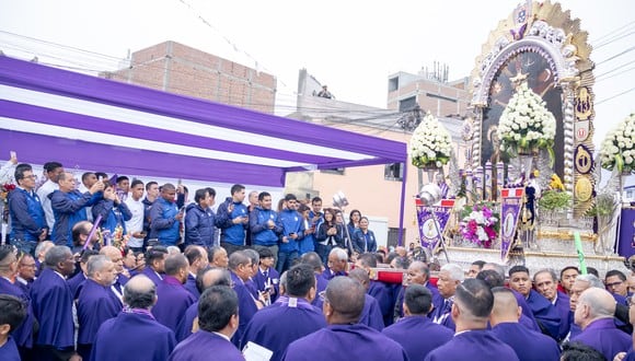 Alianza Lima rindió homenaje al Señor de los Milagros durante su salida de la Iglesia Nuestra Señora del Carmen, en Barrios Altos. (Foto: Alianza Lima)