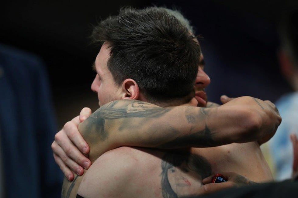 Lionel Messi y Neymar, a pura risa tras el primer título del '10' con Argentina (Foto: Reuters)