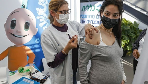 Un trabajador de salud administra una dosis de la vacuna contra el COVID-19 de Pfizer-BioNtech a una mujer embarazada en Clalit Health Services, en la ciudad costera mediterránea de Israel de Tel Aviv el 23 de enero de 2021. (Foto: Jack Guez / AFP)