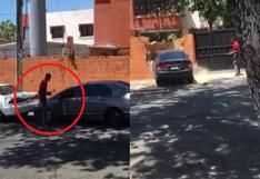 Discusión entre conductores acaba en una pelea a martillazos y un auto derribando una pared