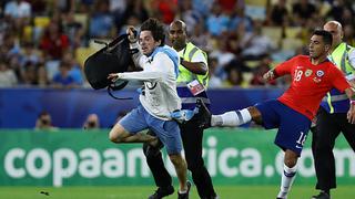 No perdona a nadie: la desleal patada de Gonzalo Jara a hincha que interrumpió el Chile vs Uruguay [VIDEO]