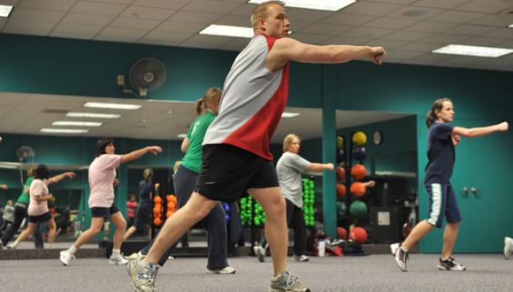 Especialistas salud recomiendan realizar ejercicios de fuerza junto a actividades de movilidad. (Foto: Pixabay)