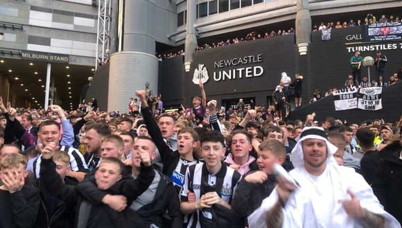 Los hinchas del Newcastle celebraron esta noticias en los exteriores de las instalaciones del club. (Foto: Captura)