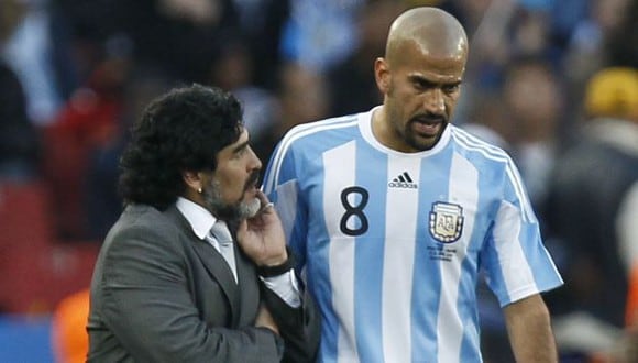 Juan Sebastián Verón se refirió a cómo terminó su relación con Diego Maradona. (Foto: AFP)