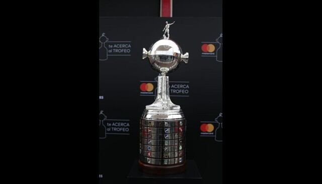 Así luce en Lima el trofeo de la Copa Libertadores. (Foto: Violeta Ayasta / GEC)