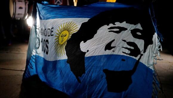 Desde las 6 de la mañana se abrieron las puertas de la Casa Rosada para que los hinchas se despidan del cuerpo de su ídolo. El entierro de Diego Armando Maradona se realizó en el Jardín de Bella Vista. (REUTERS/Nacho Doce).