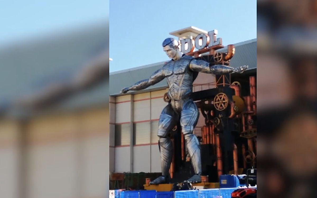 Así luce la enorme estatua robot de Cristiano Ronaldo en las calles de Italia. (Foto/Captura: Telemundo)