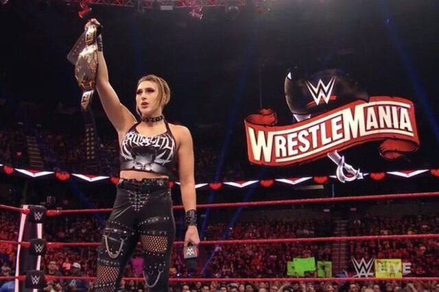 Shayna Baszler golpeó a Becky Lynch por la espalda y luego le mordió el cuello. (Foto: WWE)