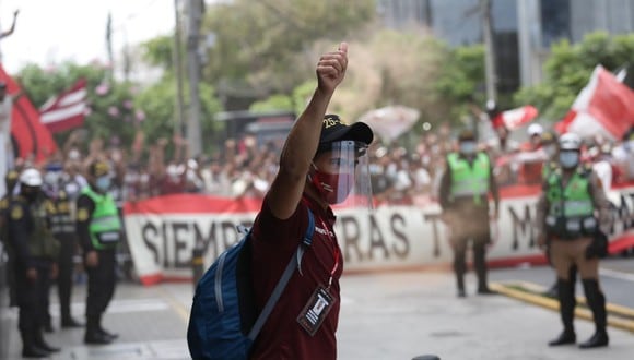 Jonathan Dos Santos tuvo este gesto con los hinchas que llegaron al hotel de concentración. (Foto: Fernando Sangama / @photo.gec)
