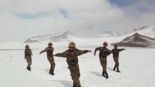 Militares chinos bailan a temperaturas extremas a más de 5200 metros de altitud 