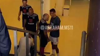 Las imágenes que indignan a los hinchas: Casemiro ‘jugando’ con el árbitro a ‘empujones’ y risas