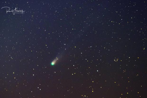 Un acercamiento al fabuloso cometa 12P/Pons-Brooks observado hace dos días cerca de Quesería, Colima. Todavía no puede ser visto a simple vista, esta es una fotografía de 14 fotos de 1 minuto de duración cada foto. (Twitter @ M_Dr_Vulcano)