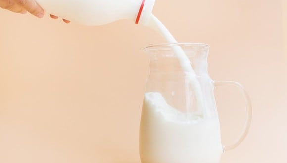 La leche es uno de los alimentos que se puede consumir caducados. (Freepik)
