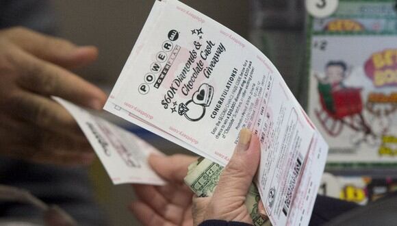 Tras convertirse en millonario, Edwin Castro no ha hecho más que adquirir lujosas propiedades. Aquí, Una mujer compra un billete de lotería Powerball en una licorería en Washington, DC, 4 de enero de 2016 (Foto: Saul Loeb / AFP)
