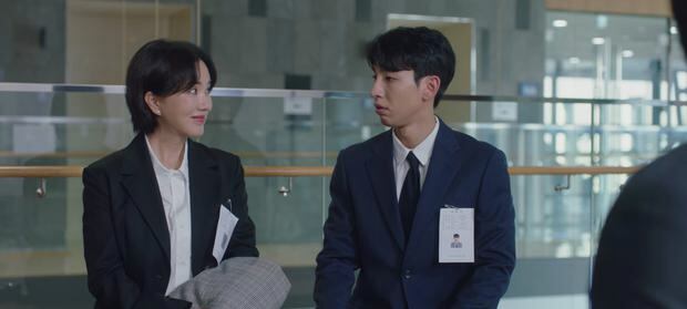 Cha Jung-sook with her son Seo Jung-min in the waiting area for residency interviews at the hospital (Photo: Netflix)