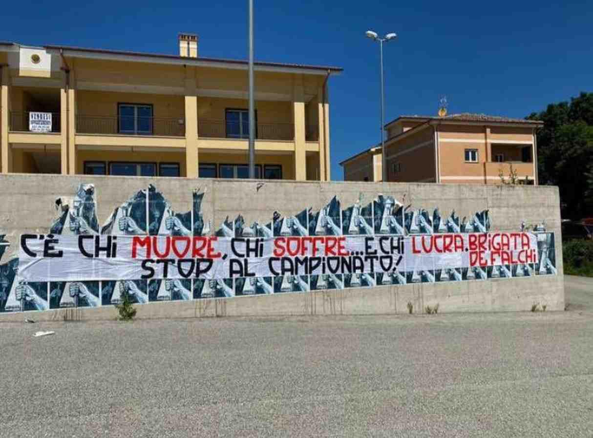 Las banderas de los hinchas de la Roma pidiendo que no regrese la Serie A. (Foto: Twitter)