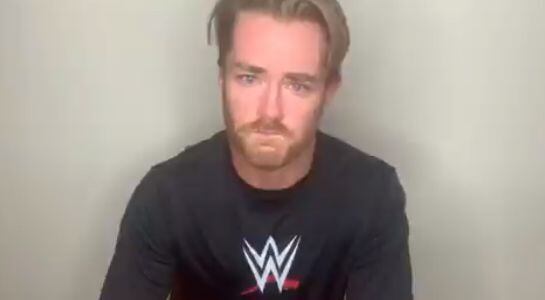 Drake Maverick publicó un vídeo en sus redes sociales donde se muestra conmovido luego de recibir la llamada que concretaba su despido. (WWE)