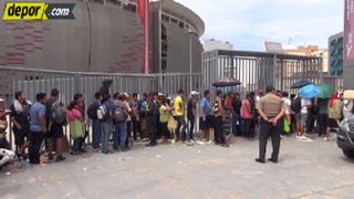 Alboroto y mucho calor: empezó venta de entradas populares para el Perú vs. Uruguay