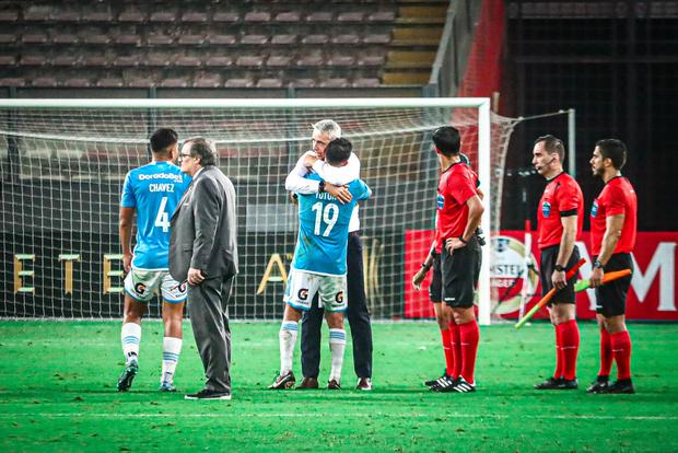 El abrazo de Nunes con Yotún tras vencer 1-0 a The Strongest en Lima. (Twitter)