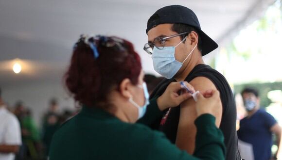 Vacunación COVID-19 de 12 a 17 años: regístrate aquí y entérate los requisitos en México. (Foto: EFE/Sáshenka Gutiérrez)