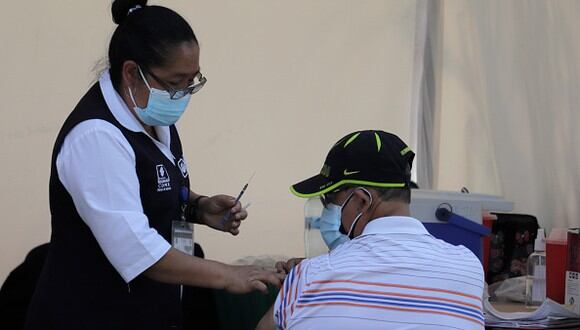 Vacuna COVID-19 en México: regístrate aquí y dónde vacunarte si eres adulto mayor (Foto: Getty Images)