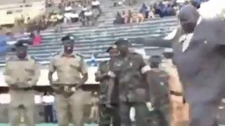 ¡No lo vio venir! Viceprimer ministro de Uganda tropezó tras dar play de honor y es viral en YouTube [VIDEO]