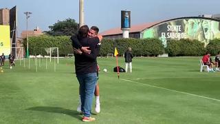 Una familia: el emotivo abrazo de Santiago Ormeño y Nicolás Rey en los entrenamientos de la ‘Bicolor’