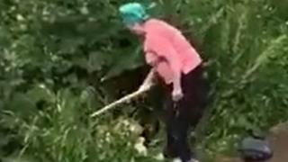 A palazos: anciana ‘castigó’ a pareja que tenía relaciones en un parque [VIDEO VIRAL]