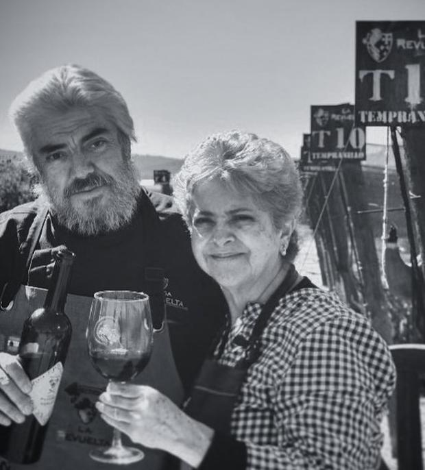 José Revuelta junto a su esposa (Foto: Gran Reserva del Viñedo la Revuelta/Facebook)