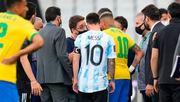 Brasil y Argentina debían disputar el partido en noviembre del 2021. (Foto: AFP)