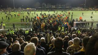 Esto se descontroló: hinchas del Sutton invadieron la cancha tras partido ante Arsenal