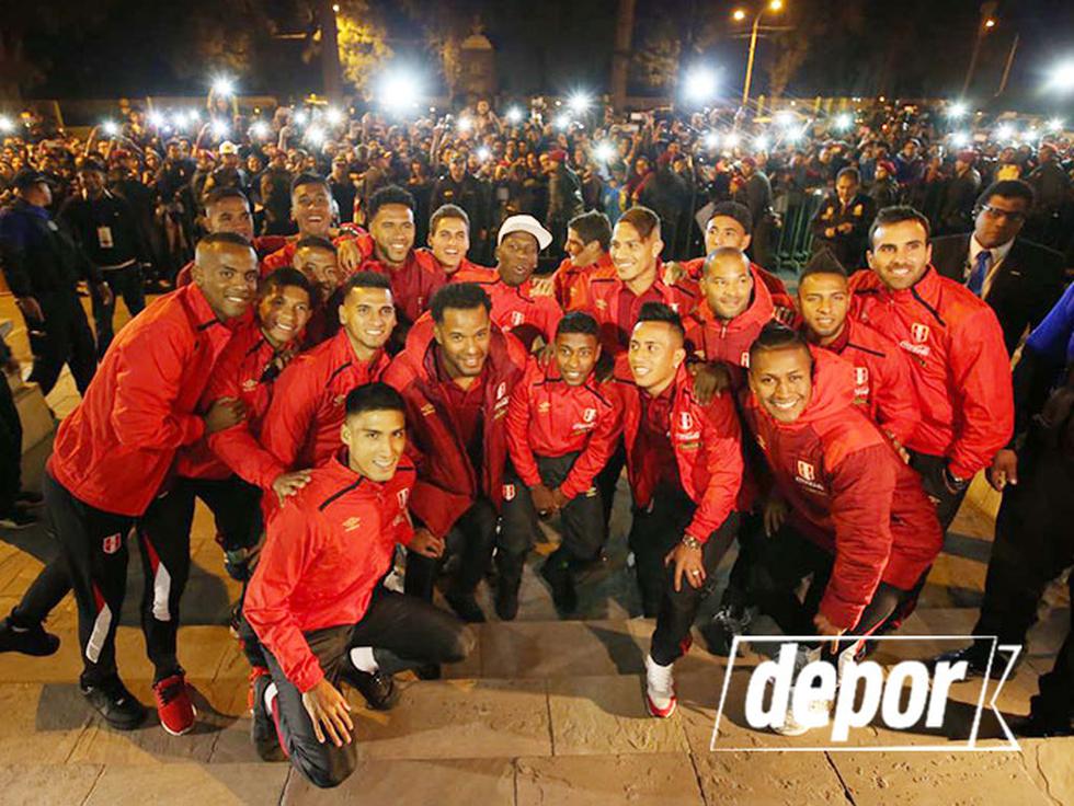 Selección Peruana llegó a Arequipa, cientos de hinchas los recibieron y jugadores salieron a saludarlos. (Daniel Apuy)