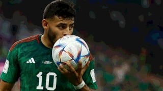 Causó desconcierto de muchos: Alexis Vega se tatuó el logo de Qatar 2022 pese a papelón de México