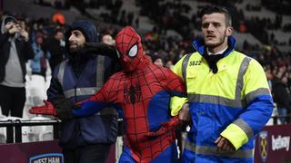 ¡Cayó Spiderman! Hincha se disfrazó del héroe, ingresó a la cancha y le cometieron un penal en la FA Cup