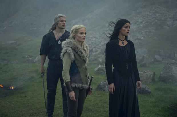 Henry Cavill, Freya Allan y Anya Chalotra como Geralt de RIvia, Ciri y Yennefer en una escena de "The Witcher".
