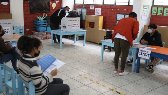 Ciudadanos emiten sus votos en un local de sufragio de Lima Norte. Conozca aquí los resultados de las elecciones en Lima. (Foto: Julio Reaño/@Photo.gec)