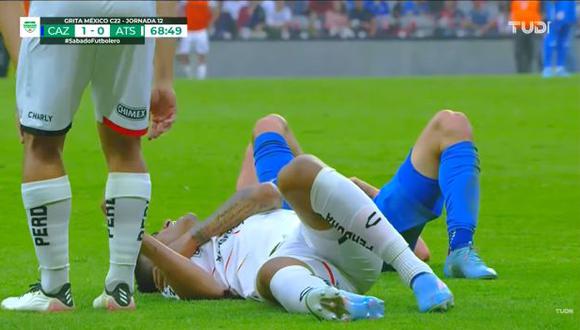 Anderson Santamaría no pudo continuar jugando el Cruz Azul-Atlas tras fuerte caída. (Captura: TUDN)