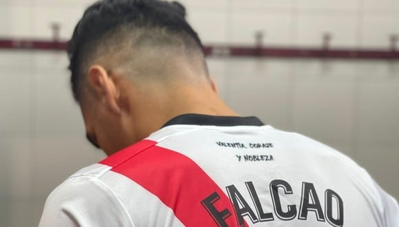 La camiseta de Radamel Falcao fue valorada en 675 euros en subasta. (Rayo Vallecano)